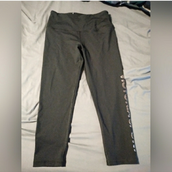 Victorias Secret Black Legging Capris - Picture 3 of 5